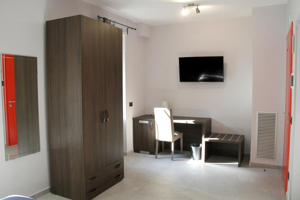 Easyroom Frosinone - Casello Autostradale ภายนอก รูปภาพ